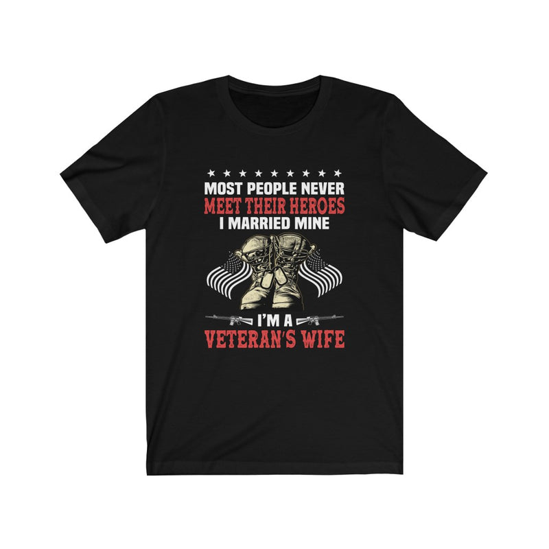 US Military I'M A Veteran Wife Military Unisex Short Sleeve Shirt.