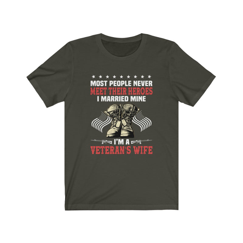 US Military I'M A Veteran Wife Military Unisex Short Sleeve Shirt.